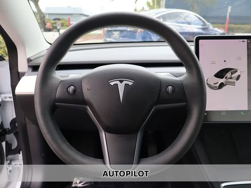 Used 2021 Tesla Model 3 Standard Range Plus RWD image 3