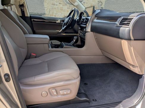 Used 2023 Lexus GX 460 Premium w/ Accessory Package AWD/4WD image 27
