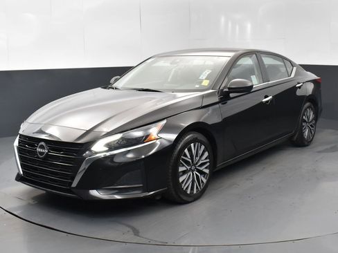 Used 2024 Nissan Altima 2.5 SV image 3