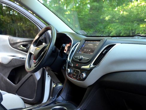 Used 2020 Chevrolet Equinox LS FWD image 11