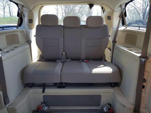 Used 2009 Chrysler Town & Country Touring w/ Family Value Group FWD image 7