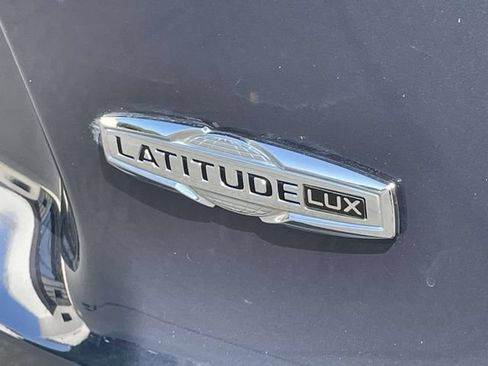 Used 2021 Jeep Cherokee Latitude Lux w/ Sun & Sound Group FWD image 9