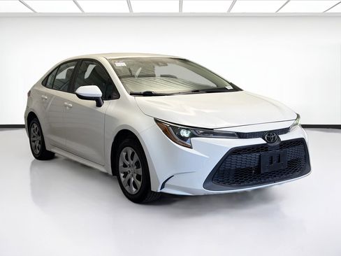 Used 2022 Toyota Corolla LE image 3