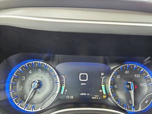 Used 2024 Chrysler Pacifica Touring-L image 11
