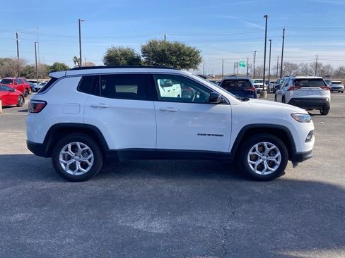 Used 2024 Jeep Compass Latitude image 4