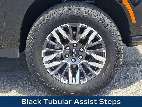 Used 2025 Chevrolet Suburban Z71 AWD/4WD image 28