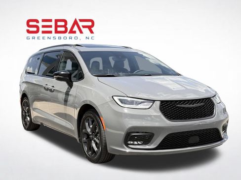 Used 2025 Chrysler Pacifica Limited FWD image 6