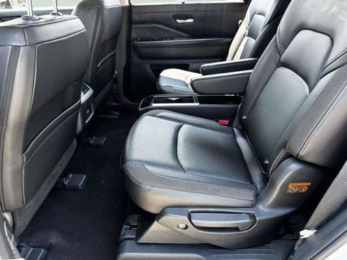 Used 2023 Nissan Pathfinder SL w/ SL Premium Package FWD image 33