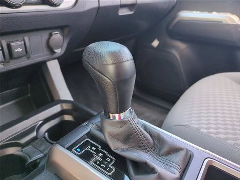 Certified 2022 Toyota Tacoma SR5 AWD/4WD image 12