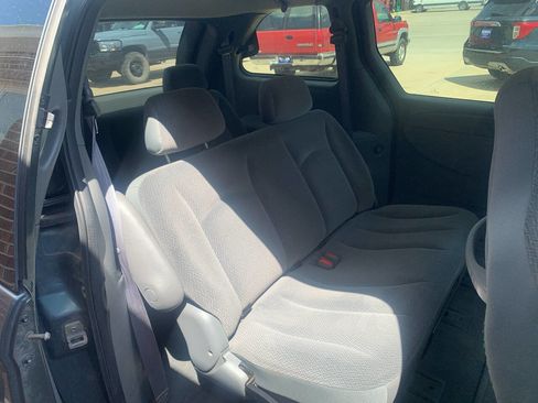 Used 2004 Chrysler Town & Country w/ Popular Equipment Group FWD image 10