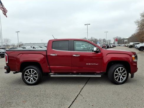 Used 2022 GMC Canyon Denali image 2