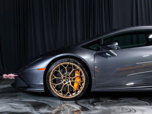 Used 2023 Lamborghini Huracan Tecnica image 3