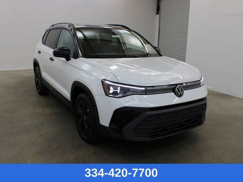 New 2026 Volkswagen Taos SE image 5