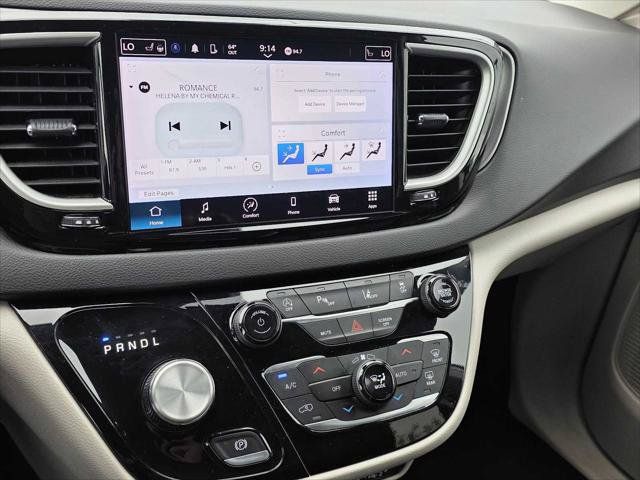 Used 2024 Chrysler Pacifica Touring-L FWD image 25