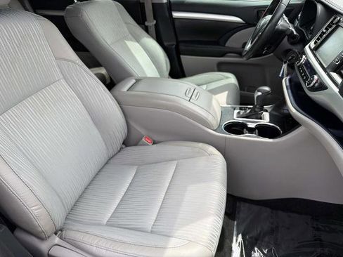 Used 2019 Toyota Highlander Plus FWD image 24