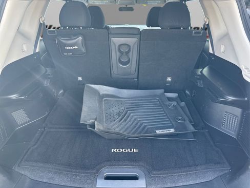 Used 2018 Nissan Rogue SV image 11