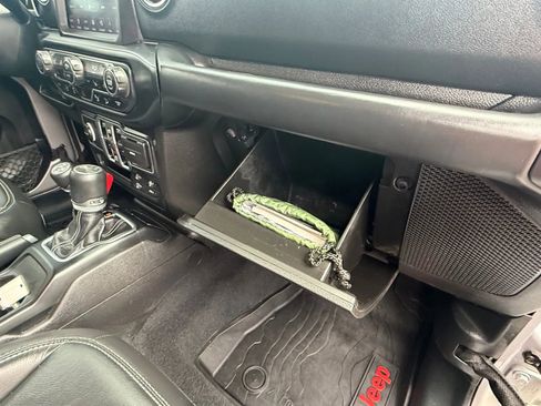 Used 2019 Jeep Wrangler Unlimited Sahara AWD/4WD image 24