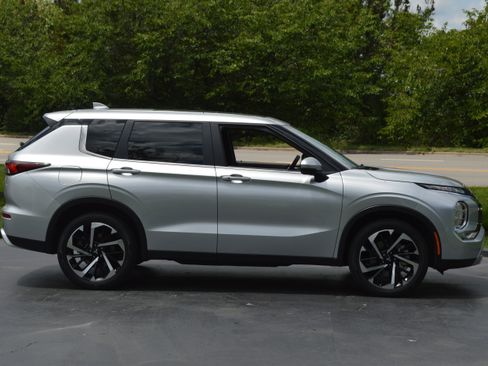 Used 2024 Mitsubishi Outlander SE FWD image 12
