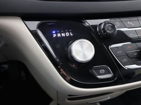 Used 2024 Chrysler Pacifica Touring-L FWD image 6