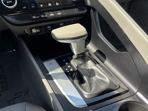 Used 2022 Hyundai Elantra SEL FWD image 35