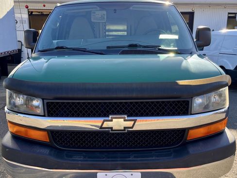 Used 2010 Chevrolet Express 2500 w/ Chrome Appearance Package image 7