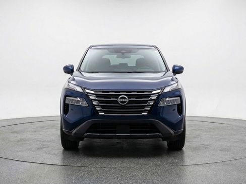 Used 2025 Nissan Rogue SV image 2