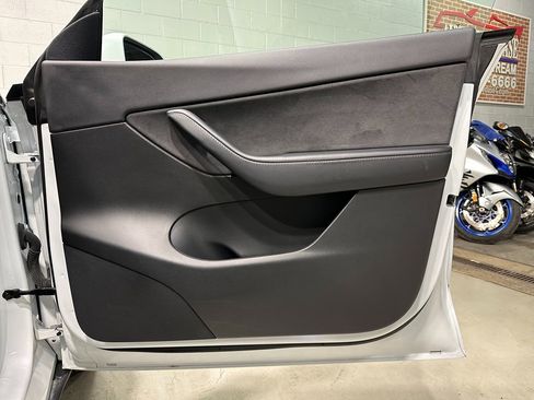 Used 2021 Tesla Model Y Long Range image 10