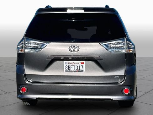 Certified 2017 Toyota Sienna SE Premium FWD image 4