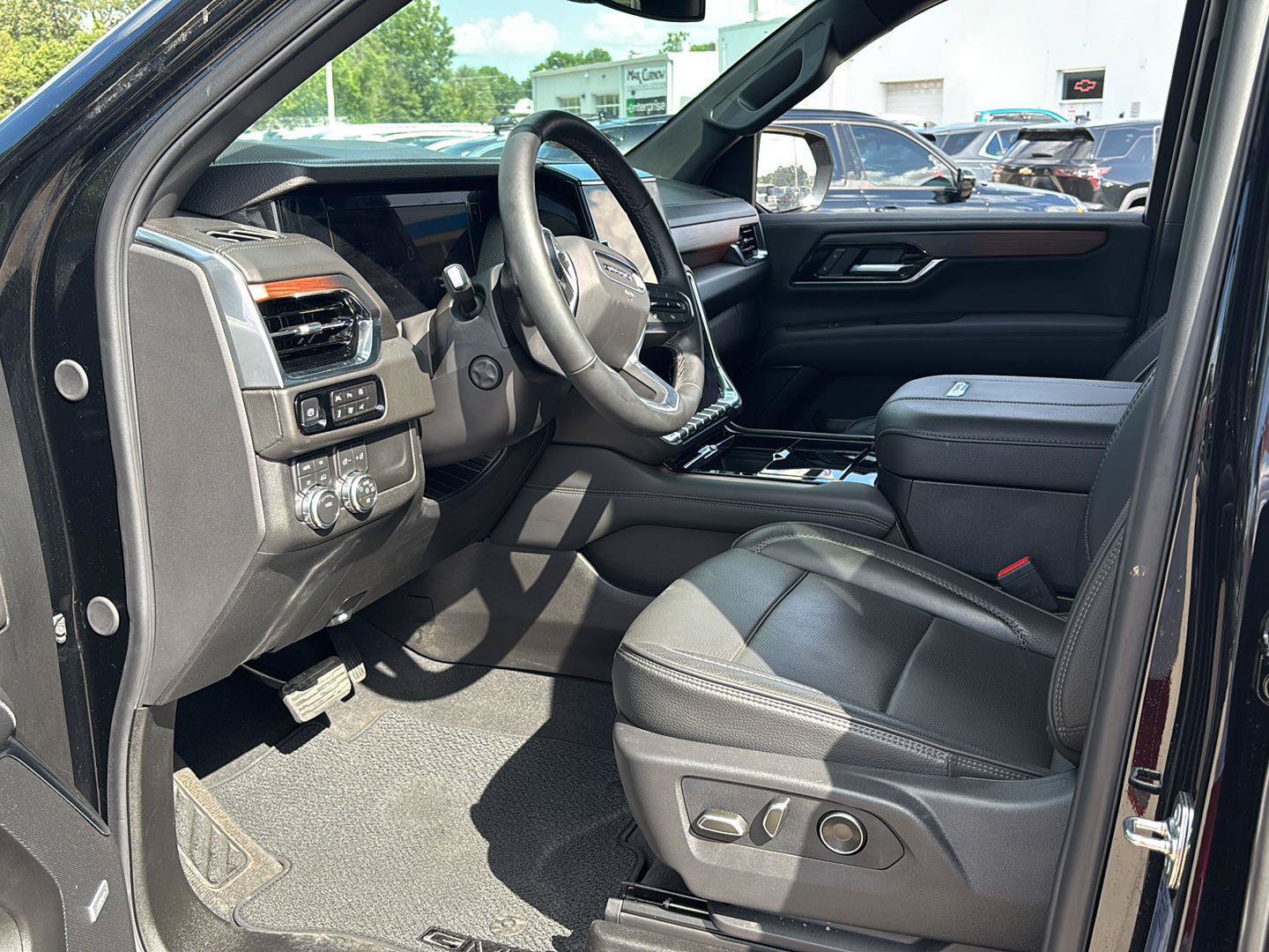 Used 2026 GMC Yukon Denali w/ Sun & Power Step Package AWD/4WD image 15