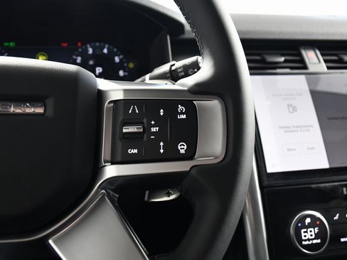 Used 2025 Land Rover Discovery Dynamic SE image 29