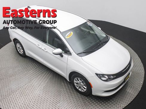 Used 2022 Chrysler Voyager LX image 3