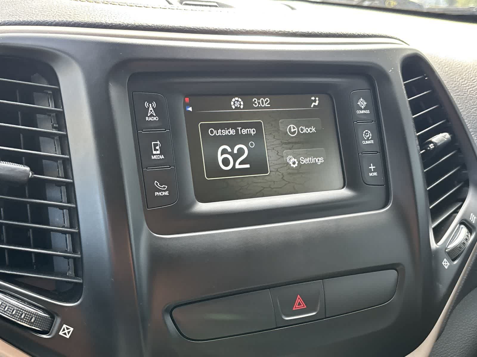 Used 2018 Jeep Cherokee Latitude w/ Altitude Package AWD/4WD image 24