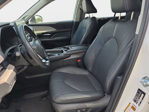 Used 2024 Toyota Grand Highlander Platinum AWD/4WD image 16