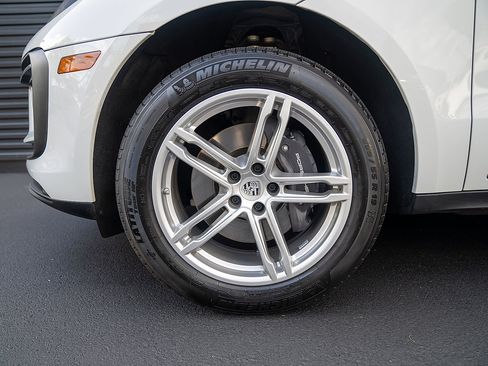 Certified 2026 Porsche Macan AWD/4WD image 23