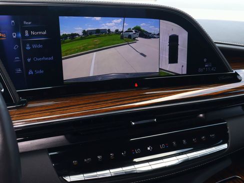 Used 2023 Cadillac Escalade Premium Luxury AWD/4WD image 32