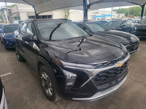 Used 2025 Chevrolet Trax LT w/ LT Convenience Package image 3