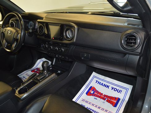 Used 2019 Toyota Tacoma TRD Sport image 10