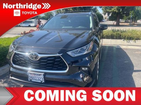 Used 2021 Toyota Highlander Limited FWD image 2