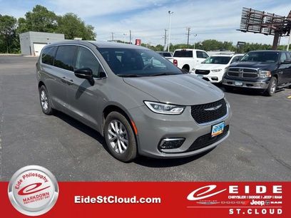 Used 2025 Chrysler Pacifica Select