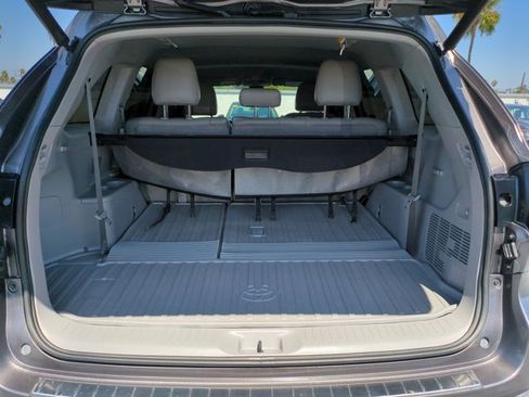 Used 2018 Toyota Highlander Plus FWD image 6
