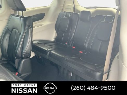 Used 2023 Chrysler Pacifica Touring-L FWD image 28