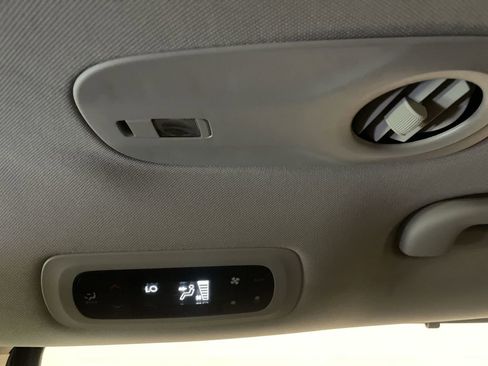 Used 2024 Chrysler Pacifica Touring-L FWD image 14