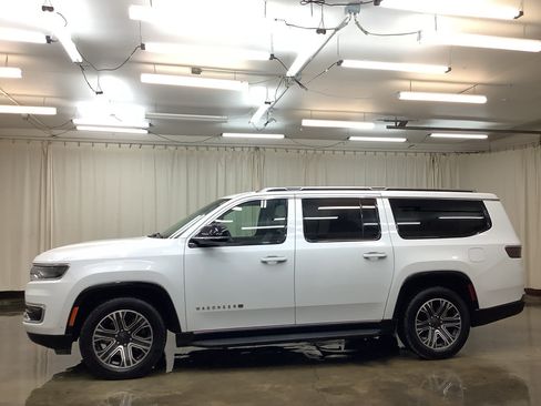 Used 2023 Jeep Wagoneer L Series II AWD/4WD image 9