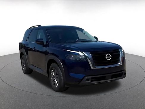 Used 2025 Nissan Pathfinder SV FWD image 3