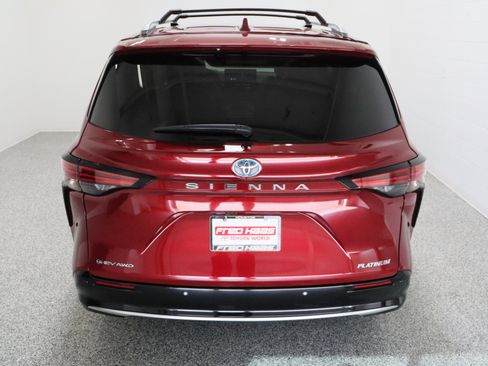 Used 2025 Toyota Sienna Platinum AWD/4WD image 8