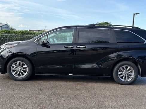Certified 2024 Toyota Sienna XLE FWD image 10