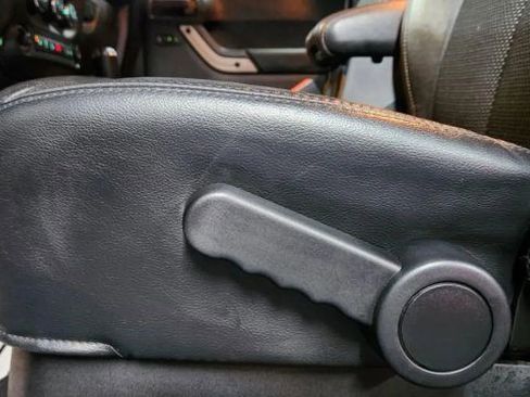 Used 2017 Jeep Wrangler Sahara image 14