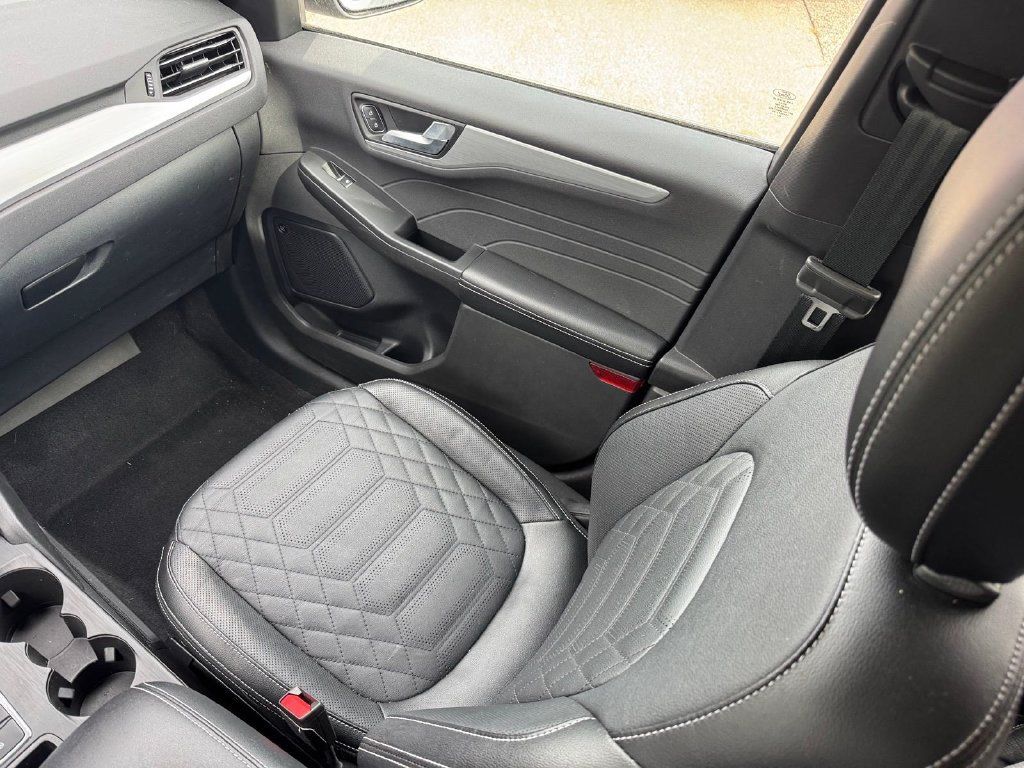 Used 2023 Ford Escape Platinum w/ Premium Technology Package AWD/4WD image 17