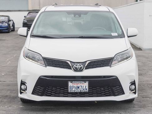 Used 2020 Toyota Sienna SE w/ SE Preferred Package FWD image 2