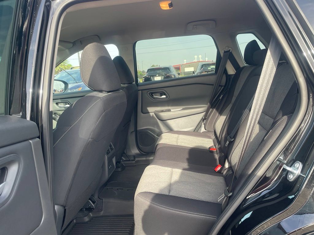 Certified 2026 Nissan Rogue SV FWD image 16